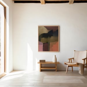 Könnte beinhalten: Heller, luftiger Innenraum mit großem Fenster und gerahmtem abstraktem Gemälde. Eine Holzbank trägt eine weiße Vase und Bücher. Ein Holzstuhl mit cremefarbenem Überwurf vervollständigt die minimalistische Einrichtung.