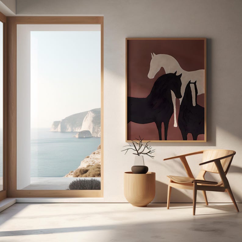 K&ouml;nnte beinhalten: Gerahmter Kunstdruck mit einer minimalistischen Illustration von vier Pferden in Schwarz und Wei&szlig; vor einem weinroten Hintergrund. Das Kunstwerk h&auml;ngt an einer wei&szlig;en Wand neben einem Holzstuhl und einer dekorativen Vase.