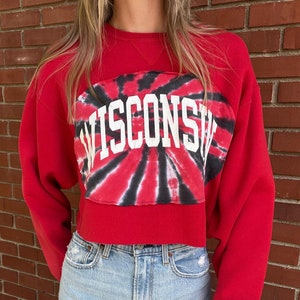 Universität von Wisconsin Kurzes Sweatshirt mit Rundhalsausschnitt | Wisconsin Tie Dye Sweatshirt | Kundenspezifische Wisconsin Kleidung
