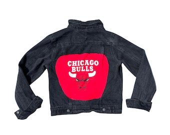 Chaqueta vaquera negra de los Chicago Bulls / Chaqueta vaquera de los Bulls para mujer / Chaqueta personalizada de los Bulls / Fanático del baloncesto de los Bulls / Ropa de los Bulls para mujer