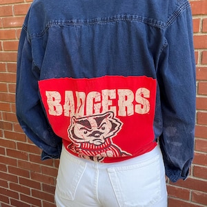 Wisconsin Badgers Acid Wash Jeanshemd | Damen Universität von Wisconsin Shirt | Wisconsin Jeanshemd | Kundenspezifisches Wisconsin Hemd