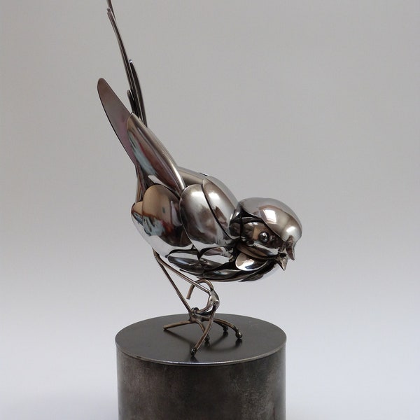 Sculpture d'oiseau faite de couverts en inox