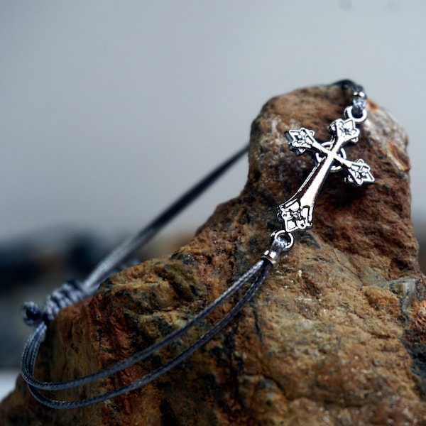 KREUZ mit filigranem ARMBAND Makramee