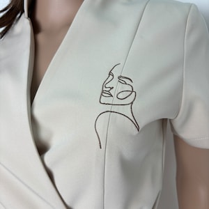 Tunique professionnelle médicale luxueuse avec broderie - confortable et élégante - idéale pour les thérapeutes de spa, les dermatologues, les salons de beauté
