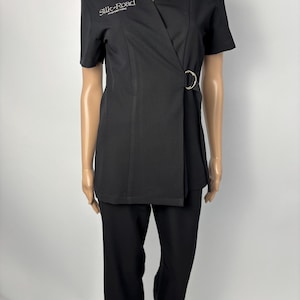 Tunique et pantalon luxueux pour professionnels de la santé avec broderie - confortables et durables - idéaux pour les thérapeutes du spa et les salons de beauté.