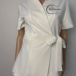 Tunique luxueuse pour professionnel de la santé avec broderie - confortable et durable - idéale pour les dentistes, les thérapeutes de spa et les salons de beauté.