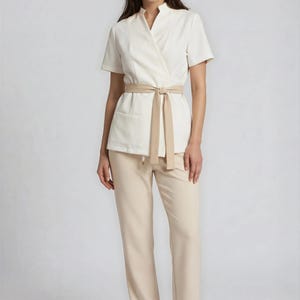 Lyxigt spa-uniformset, naturvit och beige hudvårdsuniform, Riviera tvåfärgad omlotttunika och byxor, arbetskläder för skönhetssalong
