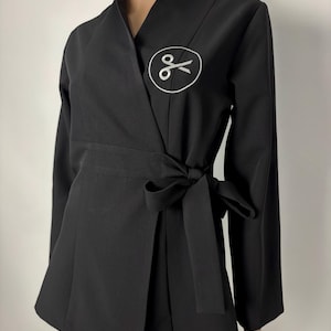 Tunique luxueuse pour professionnel de la santé avec broderie - confortable et durable - idéale pour les dentistes, les thérapeutes de spa et les salons de beauté.