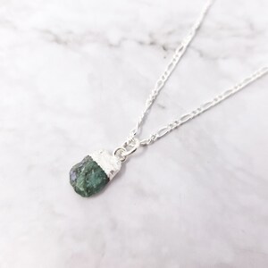 925 Sterling Silver Raw Emerald Necklace, May Birthstone Necklace, Green Crystal Jewelry, Birthstone Jewelry, Gemstone Chain, Gem Jewellery