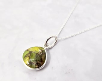 Collana con autentica pietra preziosa naturale peridoto / Catena con pietra portafortuna di agosto / Collana in argento sterling con gemme verdi e cristalli / Regalo di compleanno per lei