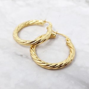 24 kt gouden vermeil cirkelvormige oorbellen met getextureerde koord | Gedraaide koordringen 31 mm |  Eenvoudige hoepels goud | Kraakbeenkoordringen | Minimalistische oorbellen