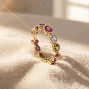 Anello Eternity con pietre colorate placcate in oro, abbraccia il glamour senza tempo con un'esplosione di colori, anello impilabile con gemme di cristallo arcobaleno