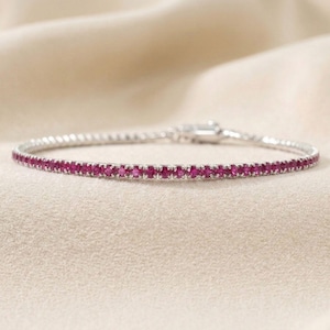 Pulsera minimalista de tenis de 2 mm con rubí rosa, piedra natal de julio, en oro o plata.