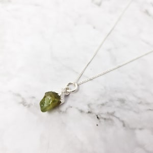 925 Sterling Silver Raw Peridot Birthstone Necklace, August Birthstone, Crystal Jewelry, Birthstone Jewelry, Green Peridot Gem Chain