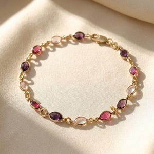 Stralende vergulde armband met meerdere edelstenen, kleurrijke edelsteenarmband, veelkleurige regenboogroze paarse geboortesteenkristalarmband