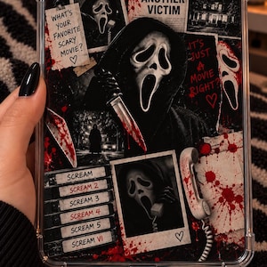 Puede incluir: Una funda de teléfono transparente con un collage de imágenes de la película Scream, que incluye la máscara de Ghostface, un cuchillo, un teléfono de disco y recortes de periódico con texto como "Another Victim" y "What's your favorite scary movie?" junto a una lista de Scream I-VI.