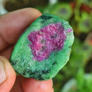 Läkande naturlig grön rosa kristall, meditationskristall