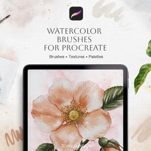 Puede incluir: Una tableta digital que muestra una ilustración de flor en acuarela, rodeada por una rodaja de sandía, un limón en una rama y pinceles. El texto dice WATERCOLOR BRUSHES FOR PROCREATE, Brushes, Textures, Palettes y JENNY QUINCE ART.
