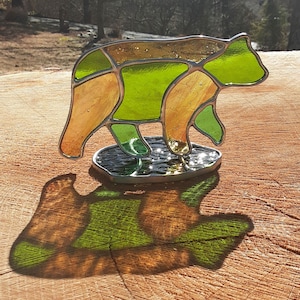 Gående björnunge i målat glas med glasbas