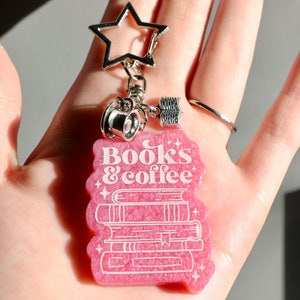 Llavero de resina perlada rosa con temática de libros y café / Llavero con temática de libros / Llavero con temática de libros / Llavero con temática de café