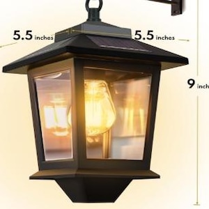 Puede incluir: Linterna exterior negra con energía solar y diseño clásico. La linterna mide 14 cm de ancho y 23 cm de alto. Cuenta con un panel solar incorporado en la parte superior y una luz cálida y acogedora. Diseñada para montaje en pared.