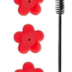 Puede incluir: Tres almohadillas de aplicación de rímel de silicona roja en forma de flor y una varita de rímel negra con un mango de plástico negro.