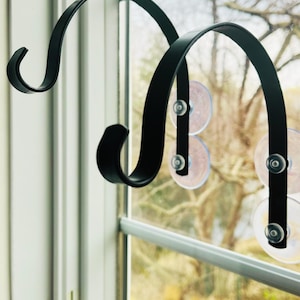 2 pack Suction Cup Window Hanger Hang Plants Indoor or Outdoor Bird Feeder Hanger for bird Feeders Strong Suction Cup Window hook for Plants