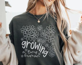 Growing A Tiny Human Comfort Colors Daisy Floral Shirt Im Pregnant Daughter Gift Expecting Mom Gift Pregnancy Reveal Baby Announcement Ideas