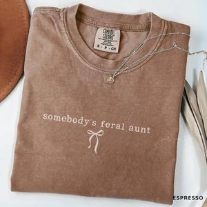 Somebody's Feral Aunt T-shirt, Comfort Colors Baby Reveal, Pregnancy Announcement for Sister, Auntie Shirt, Aunt To Be, Promoted to Aunt