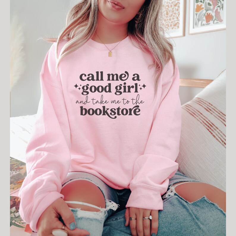 Może przedstawiać: Jasnor&oacute;żowa bluza z długim rękawem i okrągłym dekoltem, z ciemnobrązowym napisem, call me a good girl and take me to the bookstore, ozdobiona małymi symbolami gwiazdek. Odzież posiada prążkowany kołnierzyk, mankiety oraz dolny ściągacz.