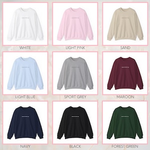 Pu&ograve; includere: Un set di dieci felpe con collo a girocollo in vari colori, tra cui bianco, rosa chiaro, sabbia, azzurro, grigio sportivo, bordeaux, blu navy, nero e verde bosco. Ogni felpa presenta una piccola grafica di testo centrata che dice "Made By Me".