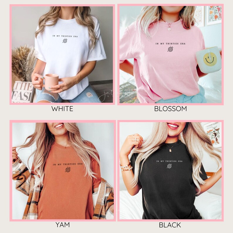 以下が含まれることがあります： 白、ブロッサムピンク、ヤムオレンジ、黒の4色の半袖Tシャツコレクション。各シャツの胸元には、小さな黒い文字で「IN MY THIRTIES ERA」というテキストと、ミラーボールの小さなグラフィックがプリントされています。
