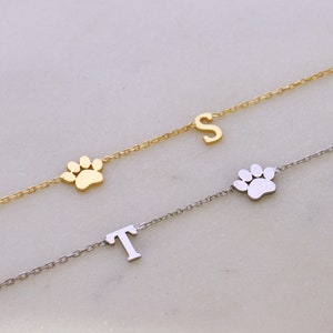 Regalo conmemorativo del perro para ella, collar de pata de perro, regalo de amante de las mascotas, collar de mamá de perro, regalos de perro personalizados mamá, collar inicial chapado en oro de 14k