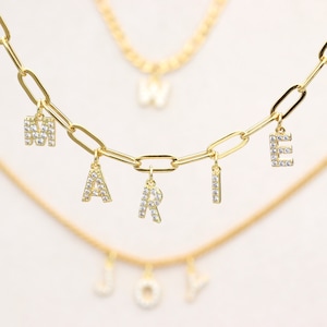 Collar con clip de papel y iniciales pavé, collar con nombre bañado en oro, collar con letras de circonita cúbica, collar con iniciales pavé para mamá, collar delicado