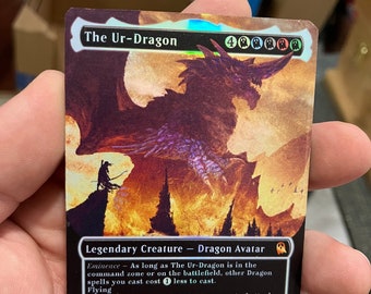Puede incluir: Una carta de fantasía negra y roja con el texto "The Ur-Dragon" y "Legendary Creature - Dragon Avatar". La carta presenta un gran dragón rojo con alas negras y un fondo de fuego. La carta tiene una fuerza y resistencia de 10/10.