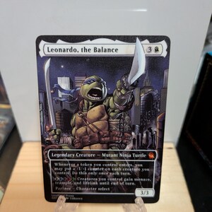 Puede incluir: Una carta coleccionable titulada Leonardo, the Balance que muestra a una tortuga verde con máscara azul sosteniendo dos espadas frente a un horizonte urbano. El texto incluye Legendary Creature - Mutant Ninja Turtle, descripciones de habilidades y un valor de 3/3.