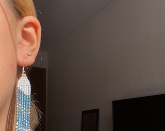 Pendientes largos con flecos de cuentas de plata blanca y azul bebé iridiscente