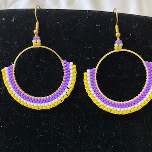 Pendientes de aro con bisel con cuentas blancas, amarillas y moradas