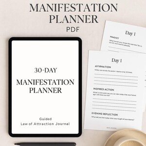 Op de afbeelding: Een digitale 30-daagse manifestatieplanner op een tablet, met werkbladen. De planner bevat secties voor mindset, affirmaties, geïnspireerde actie en avondreflectie. De tekst luidt "Manifestation Planner PDF" en "Guided Law of Attraction Journal."