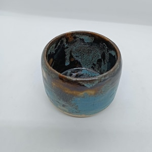 Een unieke mok van steengoed voor koffie of thee, geglazuurd met een Japans geïnspireerd ontwerp. Gemaakt van duurzaam steengoed en een origineel cadeau.