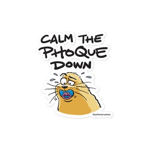 Könnte beinhalten: Eine Cartoon-Robbe mit einem Schnuller im Mund und einem besorgten Gesichtsausdruck. Der Text "Calm the Phoque Down" befindet sich über der Robbe.
