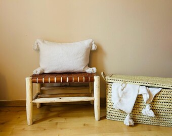 Housse de coussin blanc écru à pompons 60x40 modèle Naïma