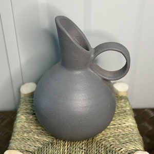 Cruche carafe pichet en céramique forme ovoïde gris modèle Amizmiz image 6