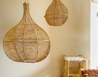 Duo de SUSPENSIONS / LUMINAIRES en RAPHIA forme poire