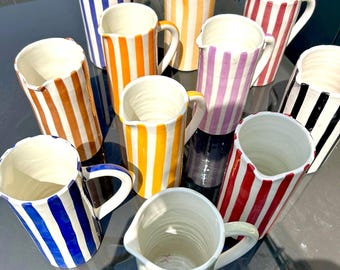 Jarra, garrafa, jarra y jarra de cerámica a rayas blancas en colores