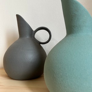 Cruche carafe pichet en céramique forme ovoïde gris modèle Amizmiz image 2