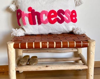 Housse de coussin en coton blanc à pompons 60x40 bi matière "Princesse" rose