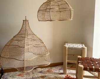 Duo de LUMINAIRES / SUSPENSIONS en RAPHIA forme fleurs