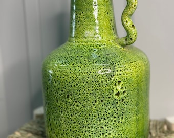 Vase cruche carafe picjet en céramique verte modèle Oulmes
