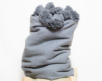 Berber bed throw blanket with dark gray pompoms, Naïma model